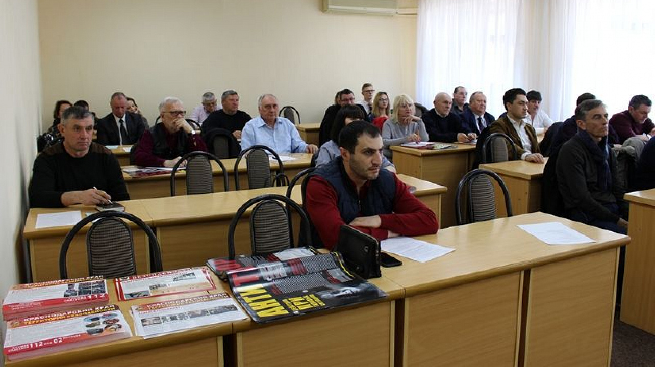 В администрации Центрального округа обсудили меры пожарной безопасности и антитеррористической защищенности объектов потребительской сферы