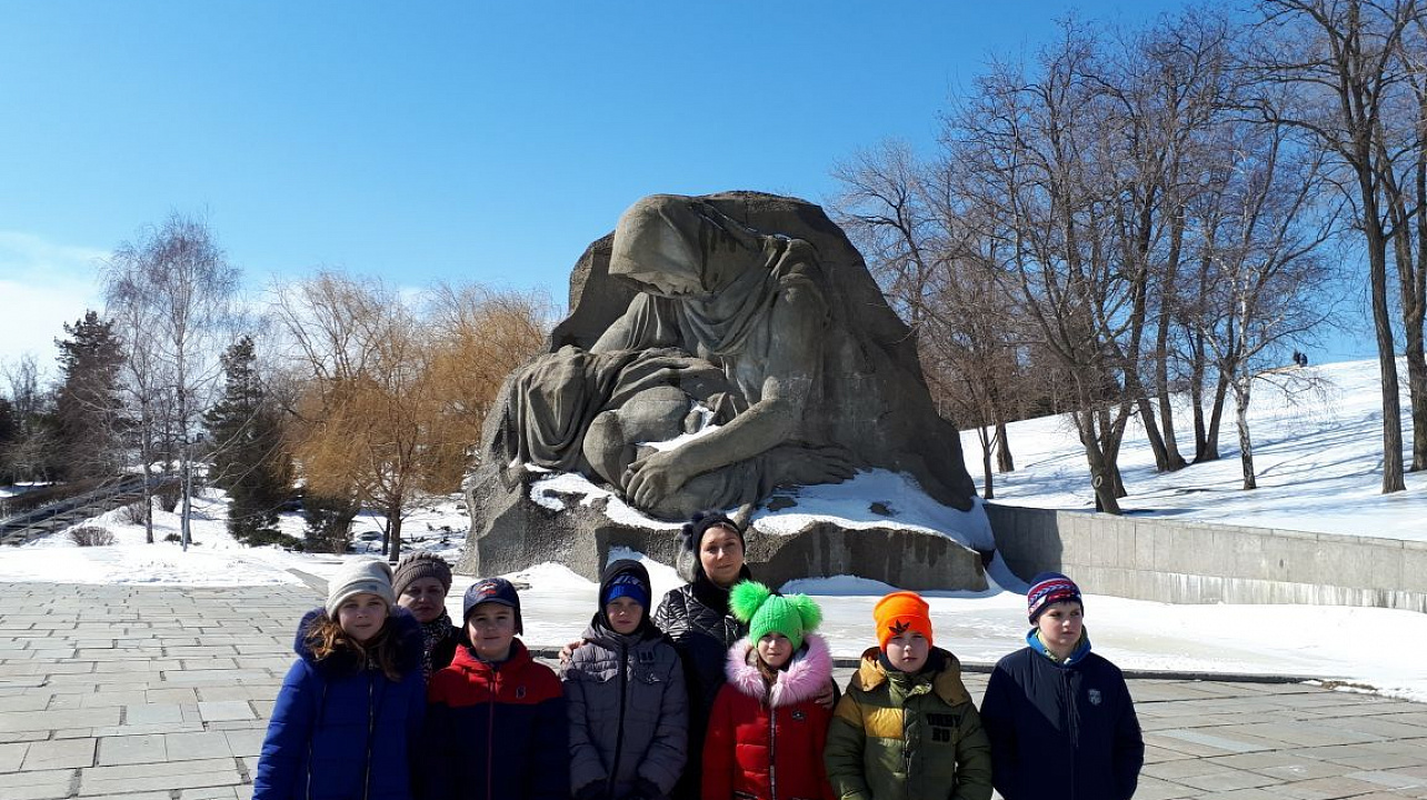 Школьники Западного округа совершили экскурсионную поездку по местам боевой славы города-героя Волгоград
