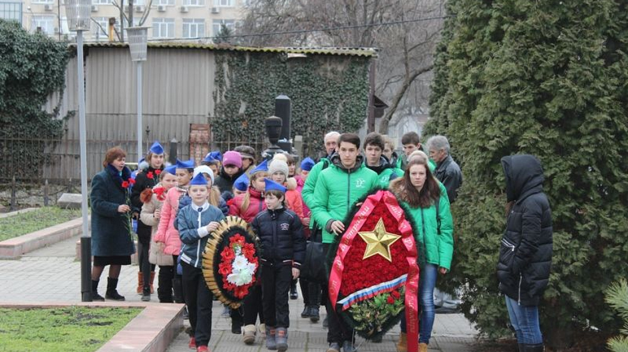 Молодёжь Западного округа и Северского района возложили венки и цветы к могиле братьев Игнатовых