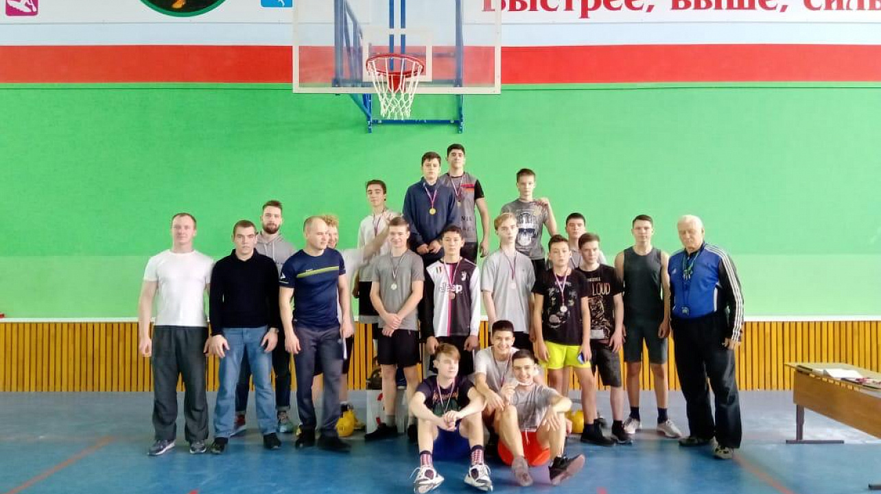 В школе № 61 хутора Ленина прошли соревнования по гиревому спорту