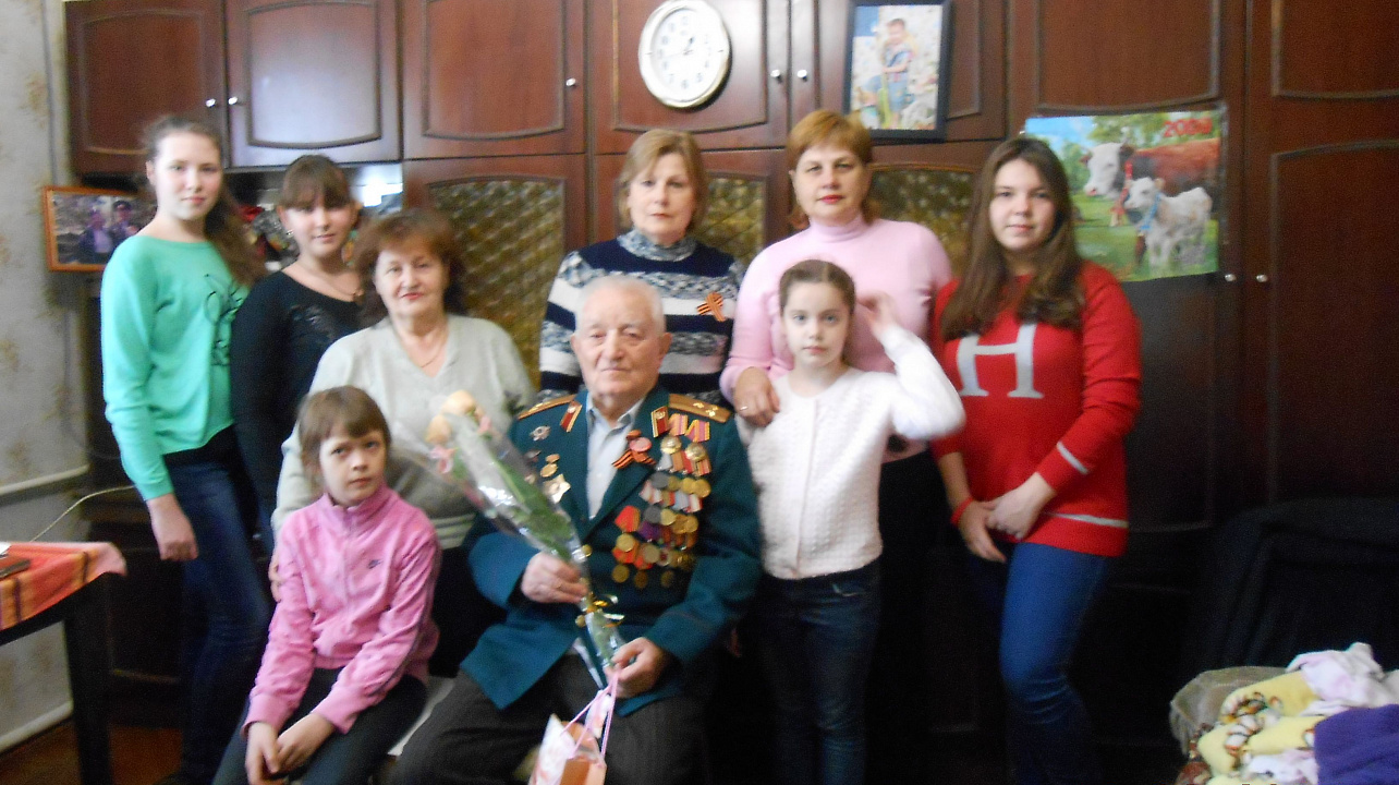 Воспитанники Центра детского творчества «Содружество» поздравили ветерана ВОВ Феликса Бельтюкова