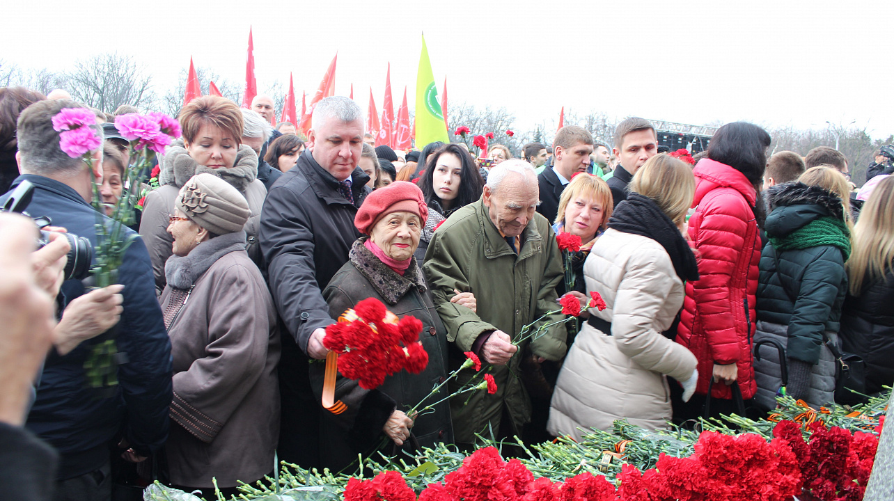 Жители Западного округа приняли участие в церемонии возложения цветов к мемориалу «Жертвам фашизма» в Чистяковской роще