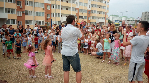 Для юных жителей в микрорайоне Большой Восточно-Кругликовской прошел «Праздник нашего двора!»