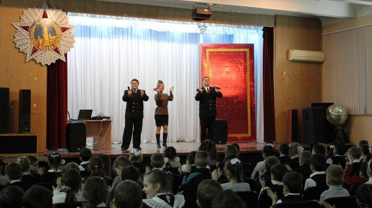 В лицее № 4 прошел концерт ансамбля «Кубанский экспресс»