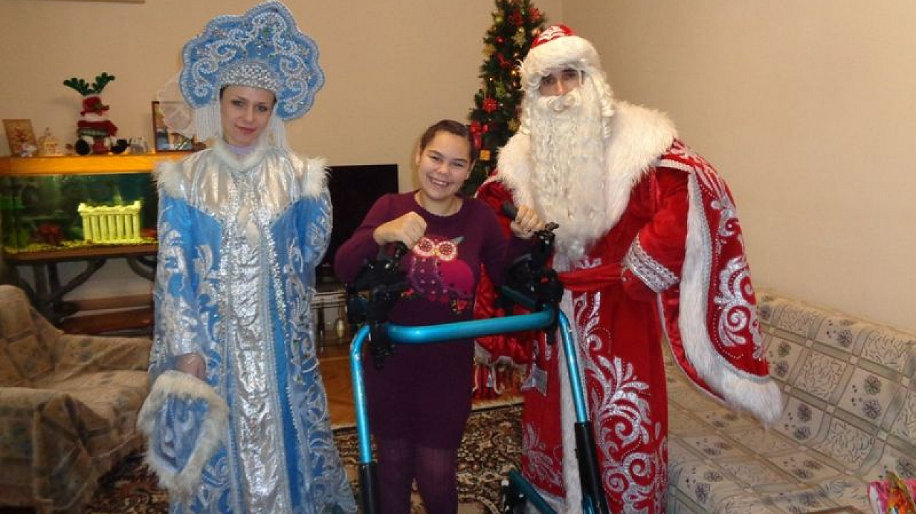 Детей-инвалидов Центрального округа Дед Мороз и Снегурочка поздравили на дому