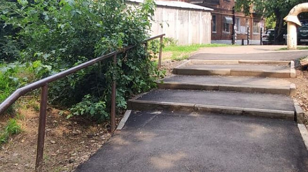 На улице Братьев Дроздовых отремонтировали лестничный марш