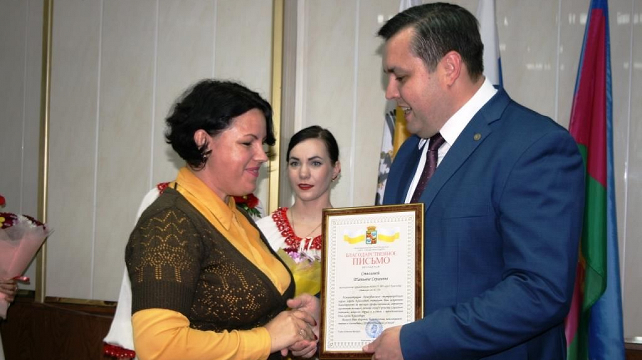 В Прикубанском округе ко Дню города наградили самых активных горожан и вручили паспорта молодежи