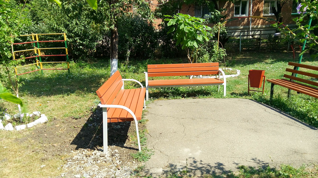 установка лавочек на улице Тургенева 128