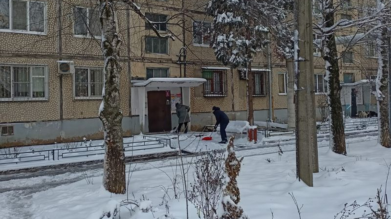 Улицы и дворы Центрального округа активно очищают от снега