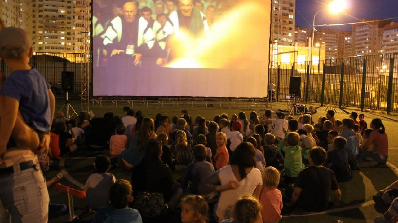 9 сентября более 300 зрителей в Восточно-Кругликовском микрорайоне насладились просмотром фильма под открытым небом