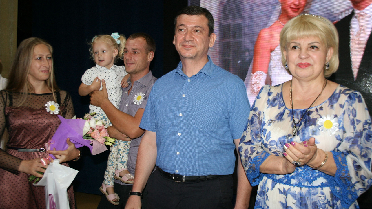 В Прикубанском округе чествовали 10 заслуженных семей