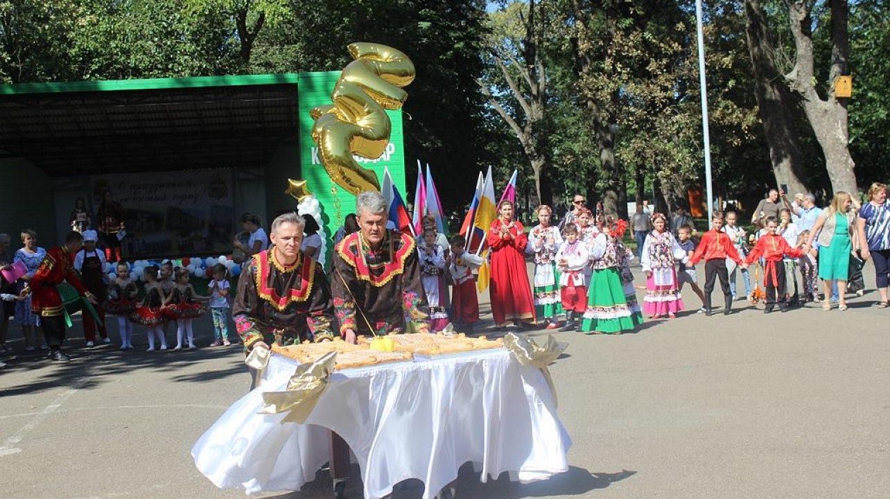 В Чистяковской роще прошел окружной театрализованный праздник, посвященный Дню города
