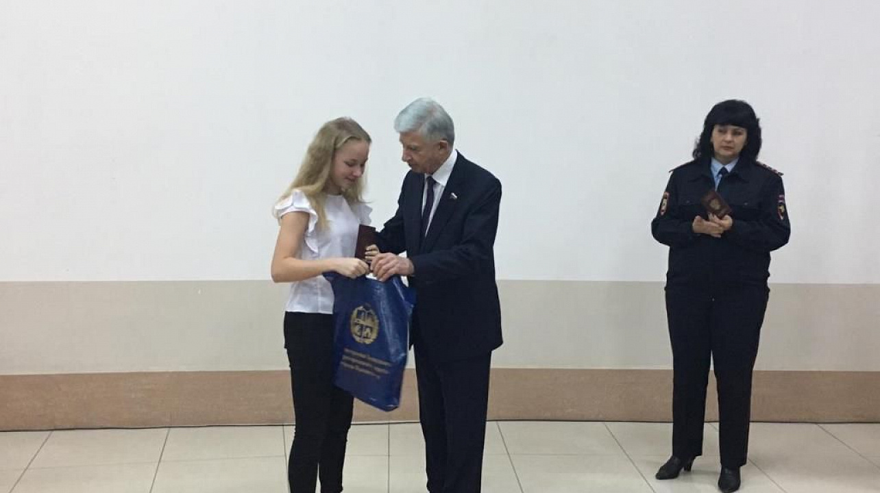 14-летним гражданам Западного округа  вручили первые паспорта