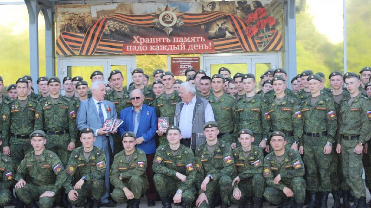 "Боевое братство" провело встречу курсантов с героем труда Кубани, писателем Владимиром Руновым.jpg