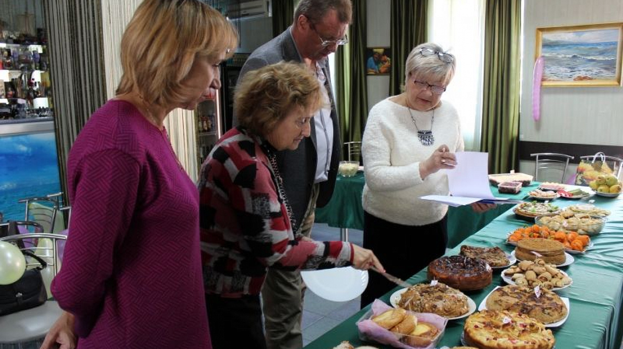 Ежегодный кулинарный конкурс, посвященный Дню пожилого человека, прошел в общественной организации пенсионеров, инвалидов Западного округа.jpg