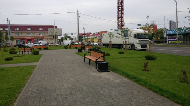 В сквере «Крымском» Краснодара завершили укладку плитки и установили лавочки