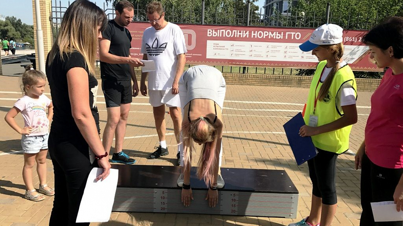 Сотрудники администрации Западного округа сдали нормы ГТО