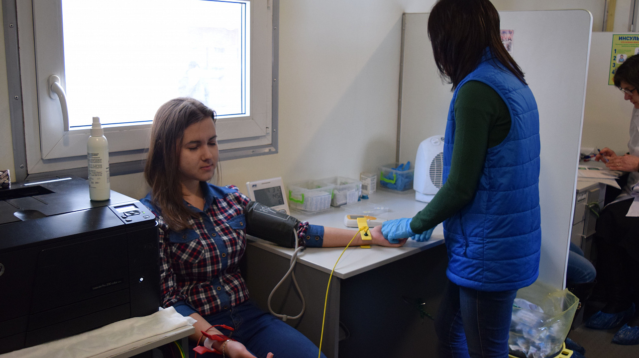 В Западном округе специалисты Мобильного центра здоровья провели бесплатное медицинское обследование