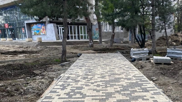 В сквере им. Льва Толстого в Краснодаре уложили около одной тысячи кв. м плитки