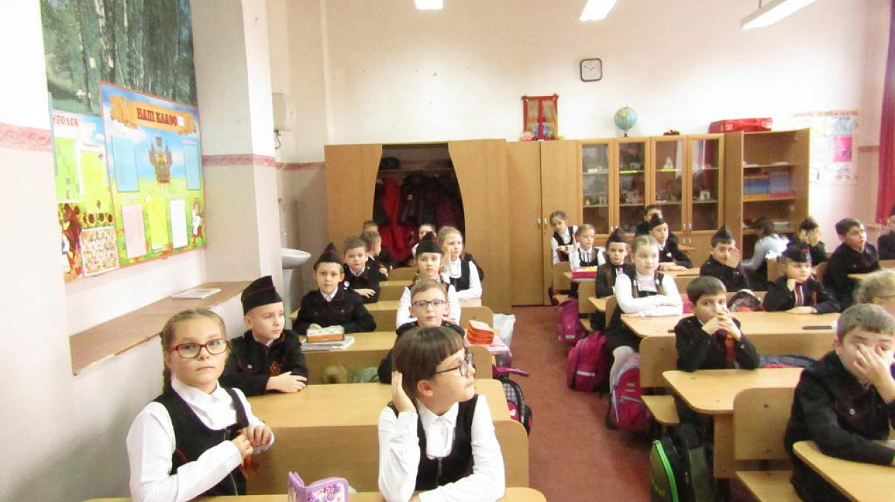 Казаком Пашковского станичного казачьего  общества в средней школе № 60 проведен урок мужества
