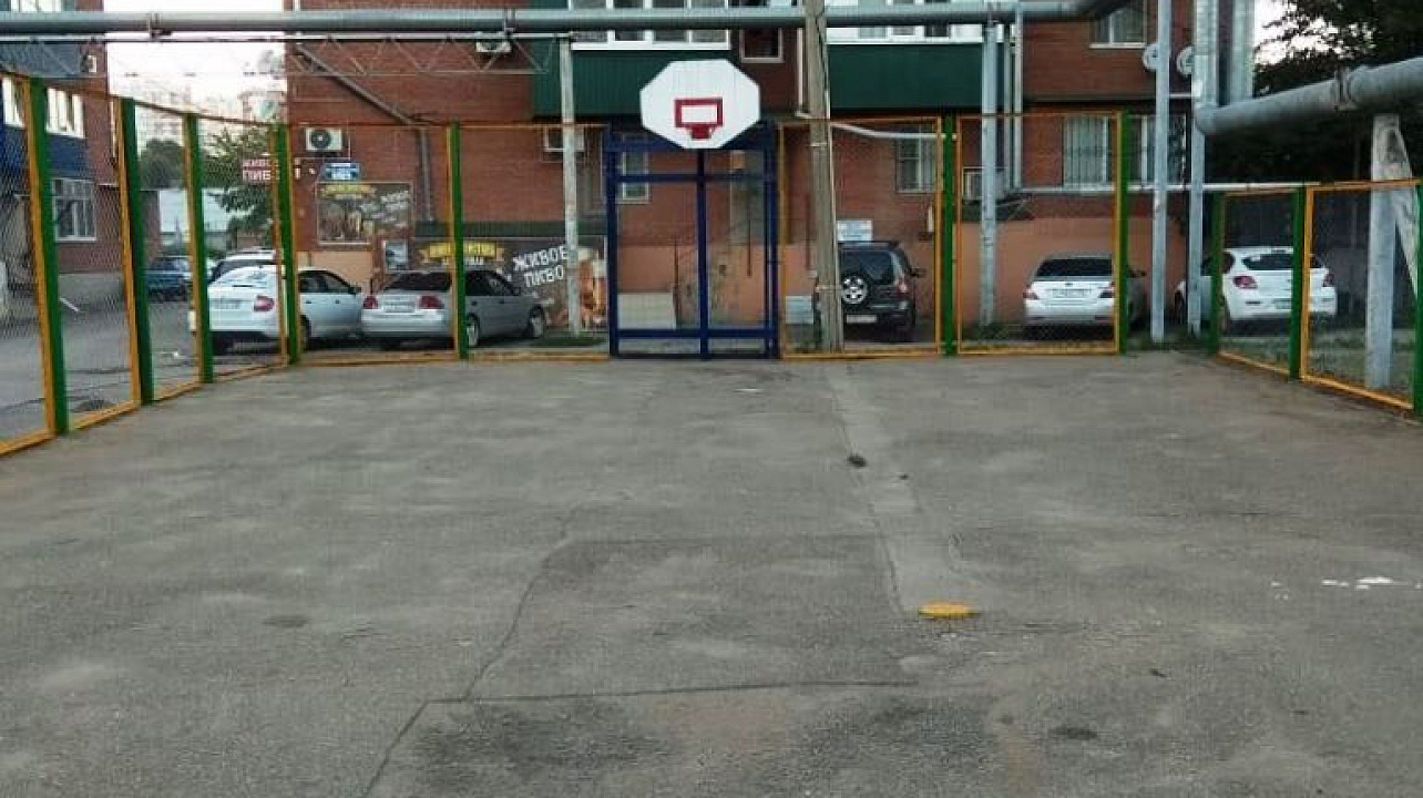 На улице Алма-Атинской  Западного  округа прошел субботник