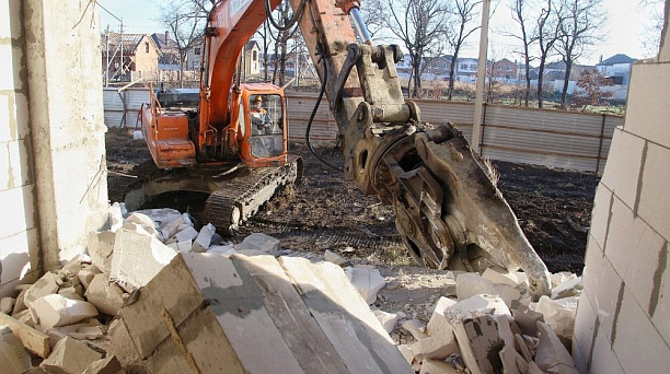 В Краснодаре сносят семиэтажный многоквартирный самострой по ул. Ратной Славы в пос. Российском