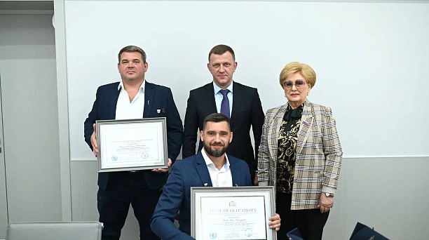 Евгений Наумов и Вера Галушко поздравили победителя Паралимпийских игр-2024 Ивана Ревенко 