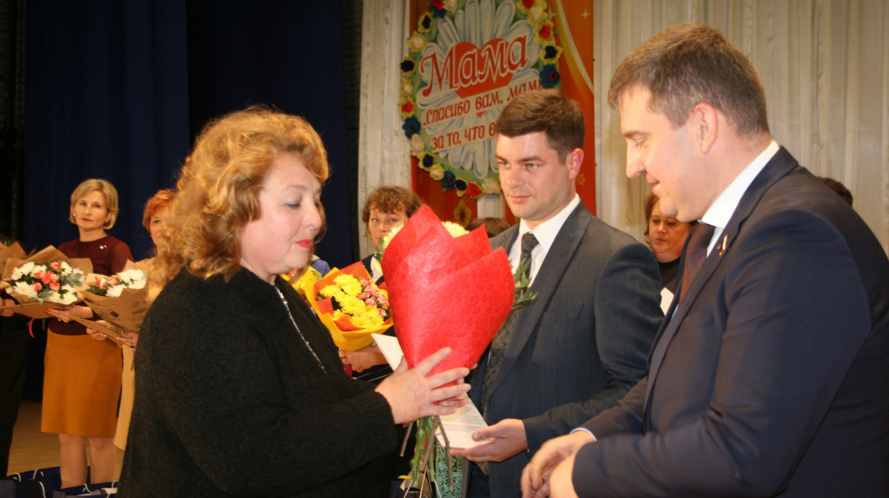 Депутат Государственной Думы Российской Федерации Дмитрий Ламейкин и глава Прикубанского округа Александр Журавлев поздравили многодетных мам с Днем матери