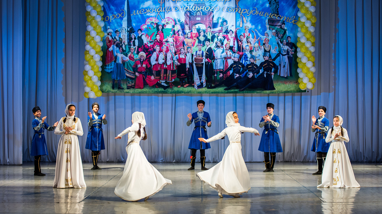 С аншлагом прошёл в Краснодаре традиционный фестиваль национальных культур (11).jpg