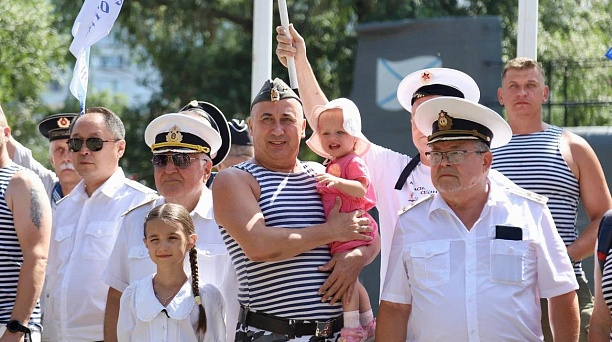 Евгений Наумов и Вера Галушко поздравили военных моряков, ветеранов службы и их семьи с Днём Военно-Морского Флота России