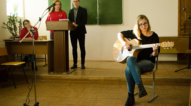 В  Кубанском государственном университете физической культуры, спорта и туризма прошёл вечер военно-патриотической песни «Споемте, друзья»