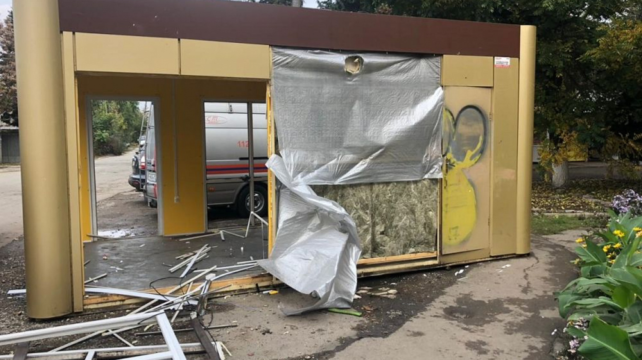 В Краснодаре демонтируют павильон на пересечении ул. Славянской и им. Толбухина