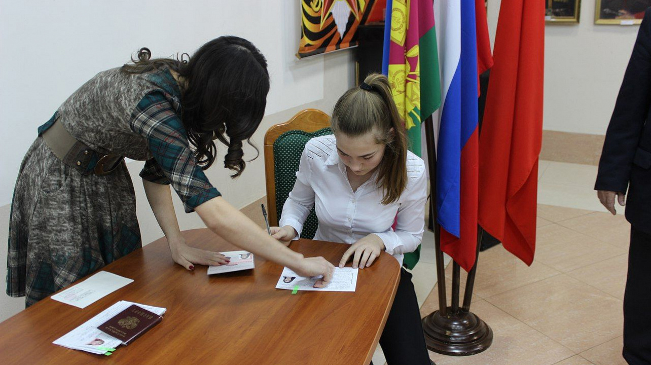 В Прикубанском округе прошла церемония торжественного вручения паспортов