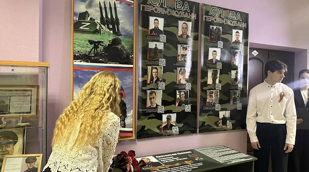 В педагогическом колледже открыли «Парту Героя» в честь преподавателя Анатольева Станислава Анатольевича