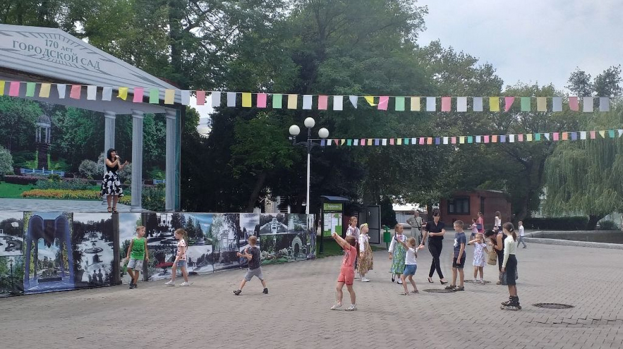 В Городском саду состоялось мероприятие, посвященное Дню Государственного Флага России