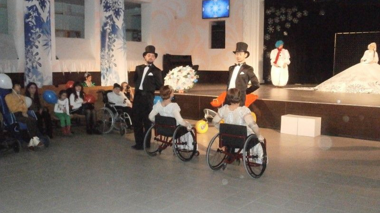 В Краснодаре прошел первый особенный бал (9).JPG