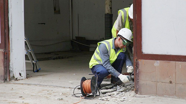 В районе Чистяковской рощи Краснодара сносят незаконную станцию техобслуживания и летнее кафе