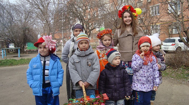 Жители дома по улице Тургенева, 199 проводили Масленицу весело и с огоньком