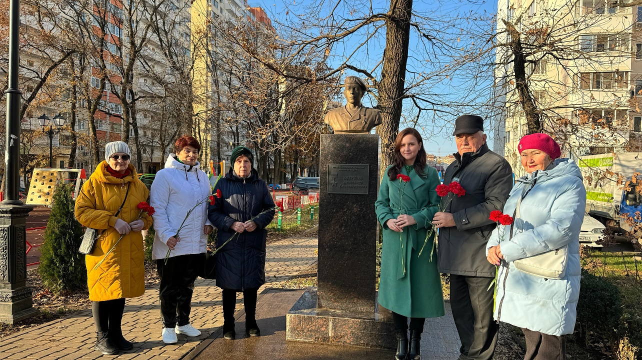 В День Героев Отечества в Прикубанском округе по традиции прошли возложения цветов у памятников воинам Великой Отечественной войны 