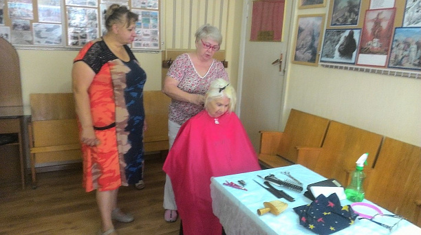 В территориальном центре № 27 прошёл мастер-класс по технике стрижки