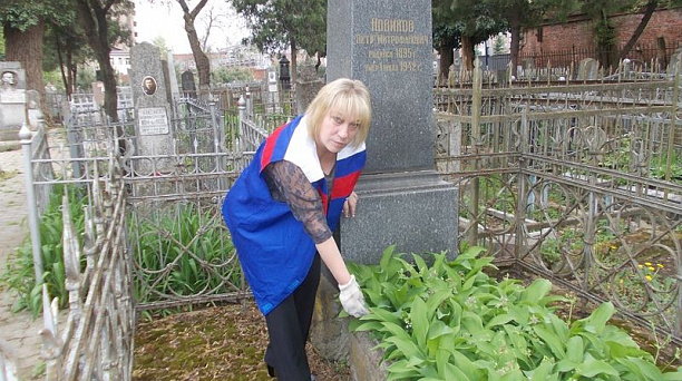 Депутат городской Думы Татьяна Летучая с активистами партии «Единая Россия» навели порядок на могилах ветеранов Великой Отечественной Войны Всесвятского кладбища