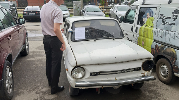 В Западном округе прошёл очередной мониторинг улиц с целью выявления транспортных средств, брошенных собственниками