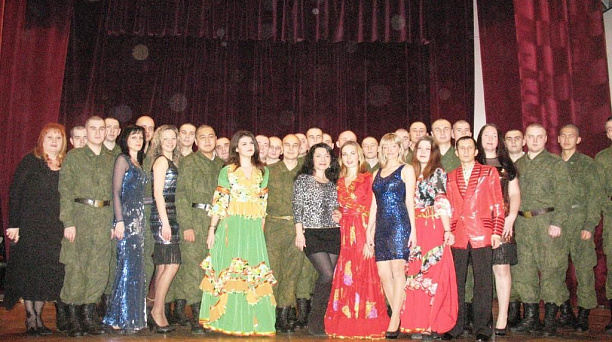 Творческие коллективы Центра культуры и досуга Прикубанского округа дали праздничный концерт для офицеров