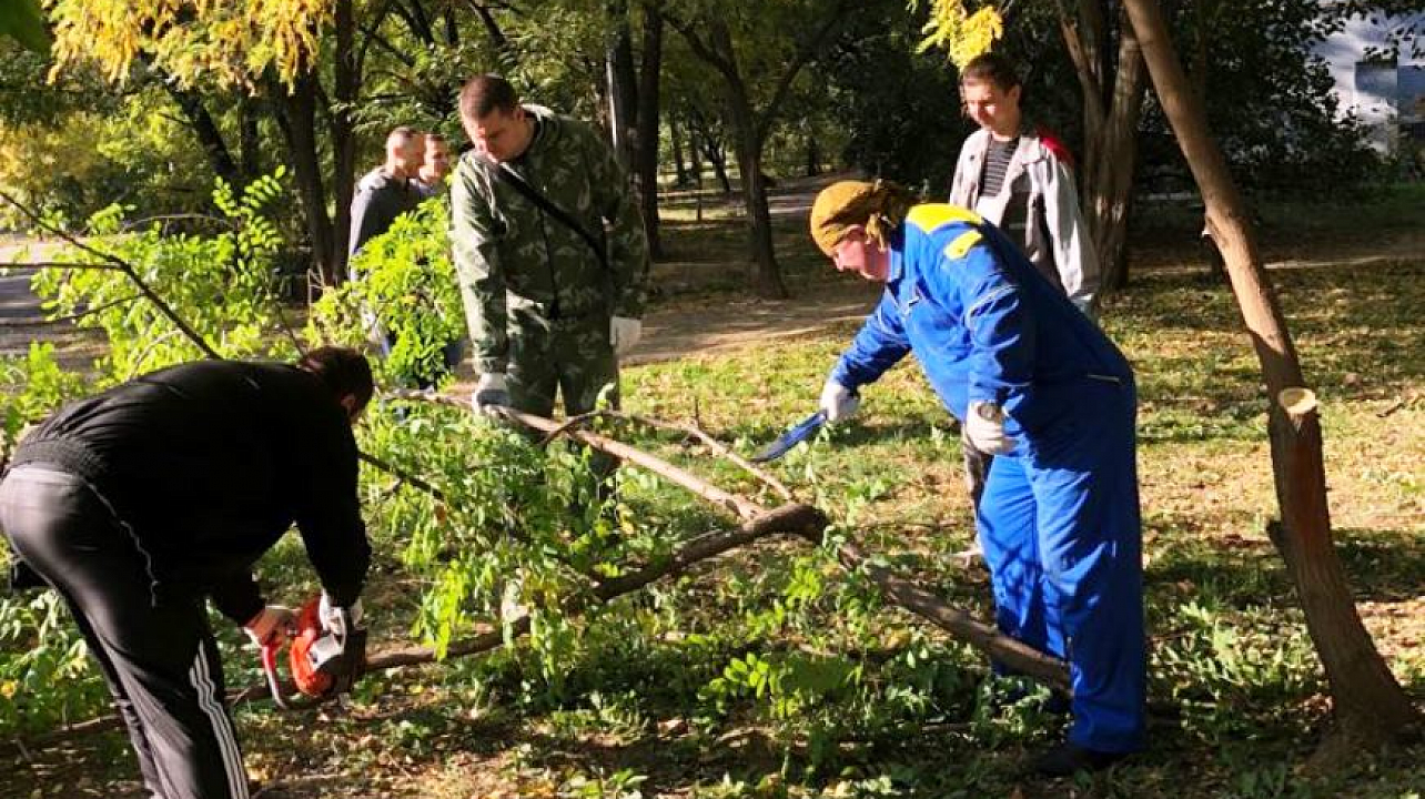 В Юбилейном микрорайоне прошел субботник