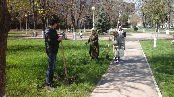 В поселке Белозерном навели порядок в парке