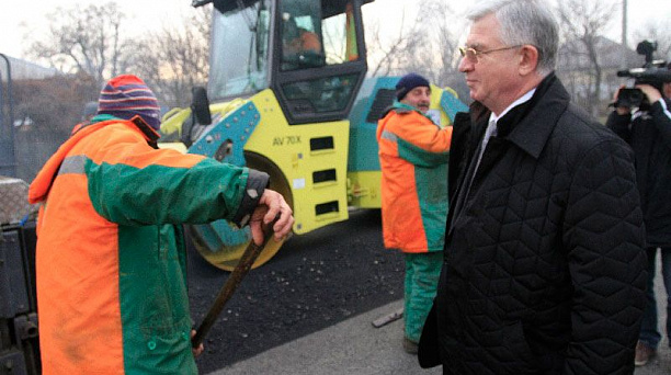Владимир Евланов проверил выполнение ремонта дорог в пригороде