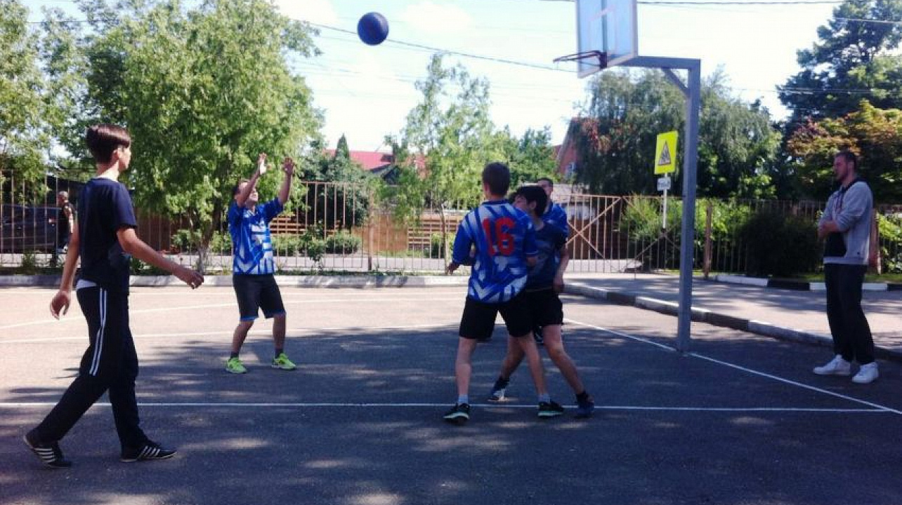 В Западном округе продолжаются соревнования среди дворовых команд