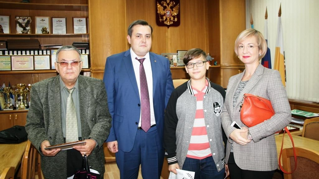 В Прикубанском округе ко Дню города наградили самых активных горожан и вручили паспорта молодежи
