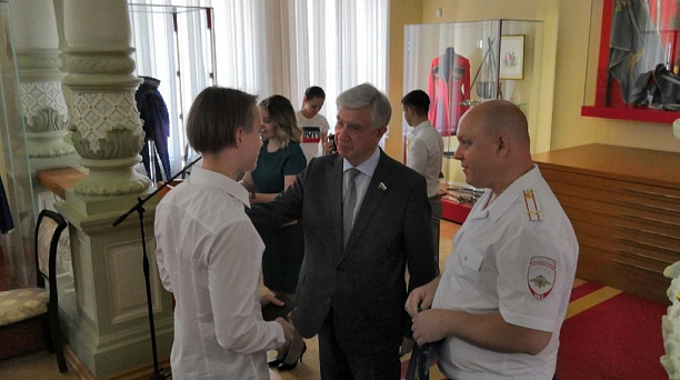 14-летним гражданам Западного округа торжественно вручили паспорта