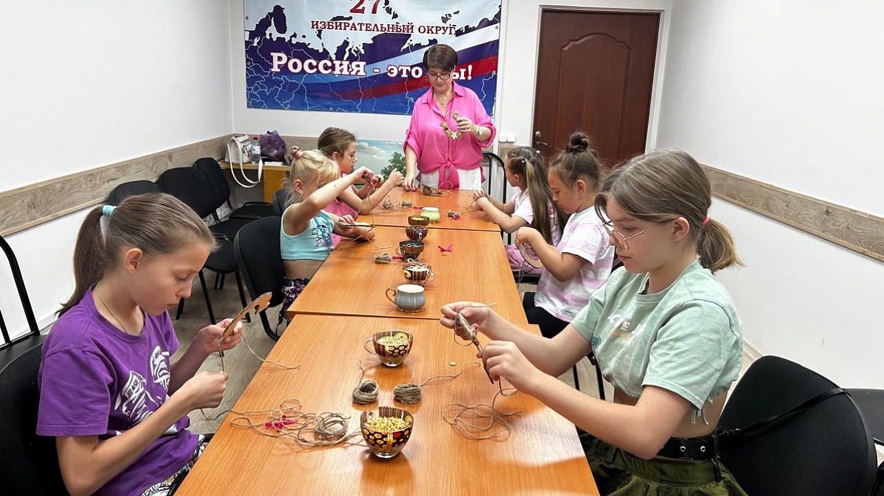 В ТЦ №27 прошел мастер-класс по изготовлению семейных оберегов